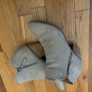 Beautiful Frye boots with a short heel (2.5 inch)! These are a staple!